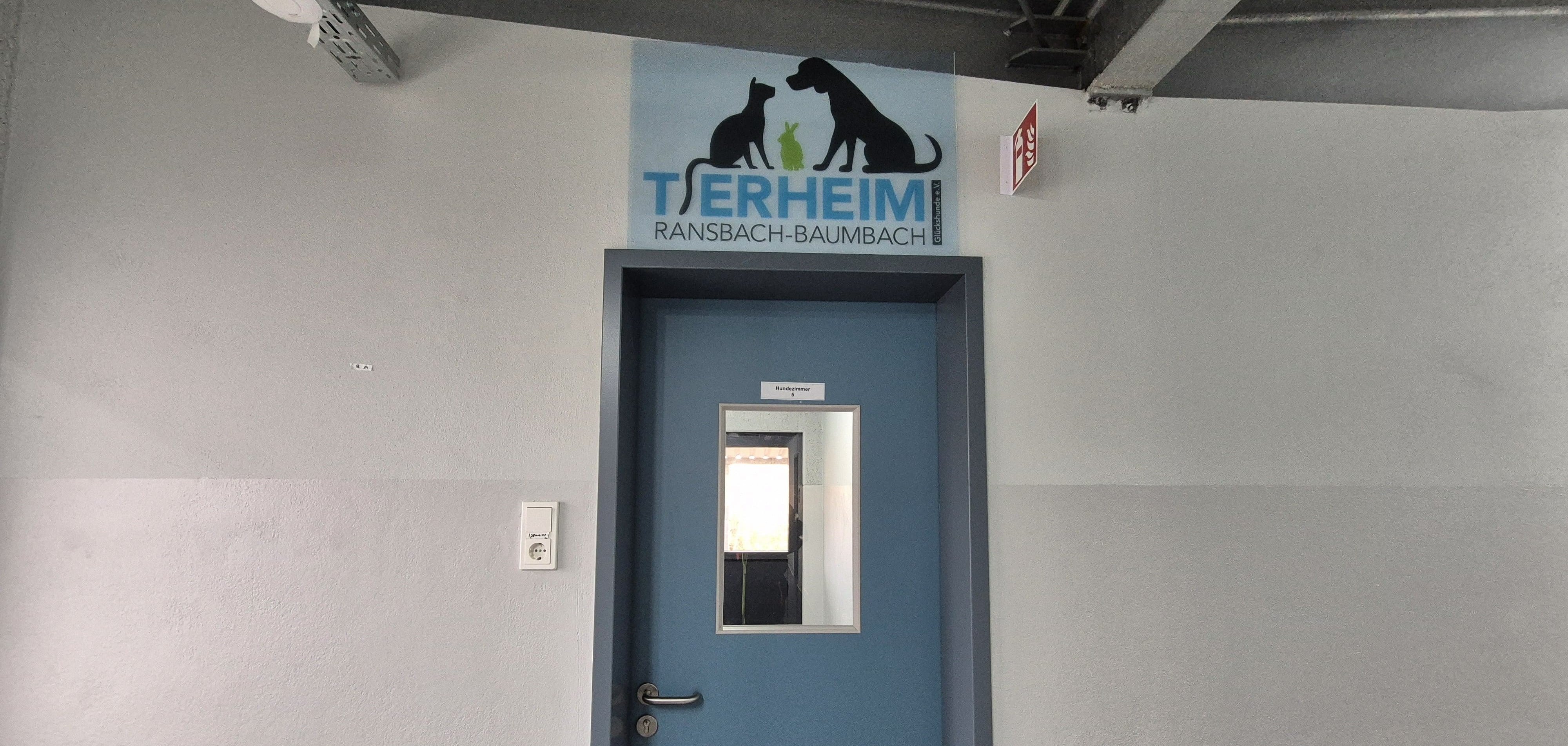 Tierzimmertür mit Beispiel-Logo zur Tierzimmer-Verteigerung